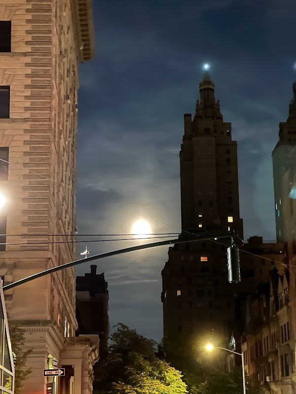 La lune, sur la 75e rue.
— New York, Août 2023