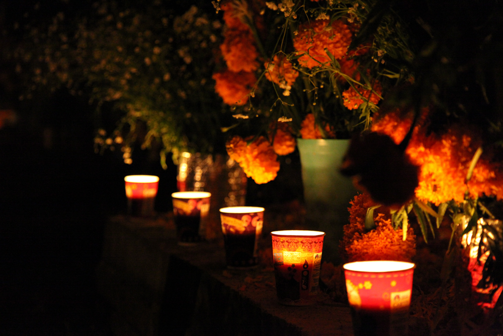 Nous avons passé une heure dans ce cimetière mexicain à la tombée de la nuit, où des centaines de personnes célébraient la vie de leurs proches décédés. Je me rappelle une petite fille qui m'a parlé de sa grand-mère, en regardant toutes les bougies.
Mexique — 1er Novembre 2012