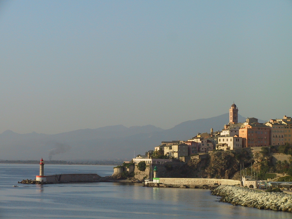 Le bateau partait, on avait tous dormi à la belle étoile, les yeux piquaient dans l'attente du café. Les vacances finissaient.
— Corse, 24 Août 2004