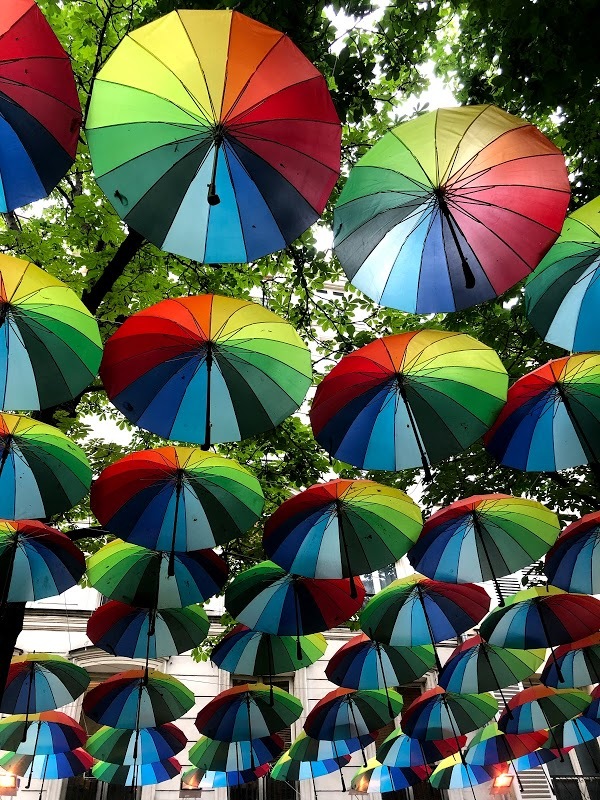 Parce qu'on ne sait jamais, il pourrait pleuvoir.
— Paris, Mai 2019