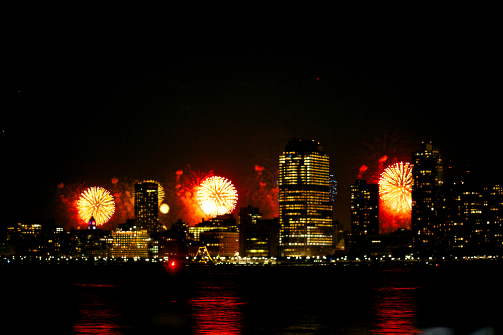Vus depuis Jersey, les feux d'artifice du 4 Juillet.
— New York, Juillet 2017