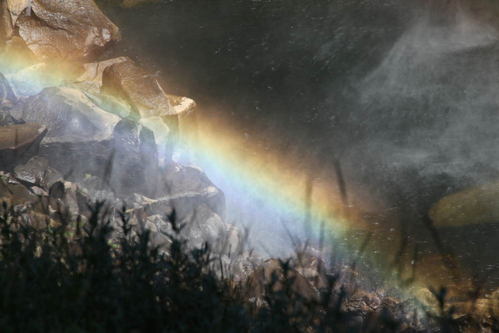 La montée a duré 2 heures ou un peu plus, mais nous a offert pas mal de petites pauses, pour contempler une chute d'eau et un arc-en-ciel par exemple
— Yosemite Park, Juillet 2015