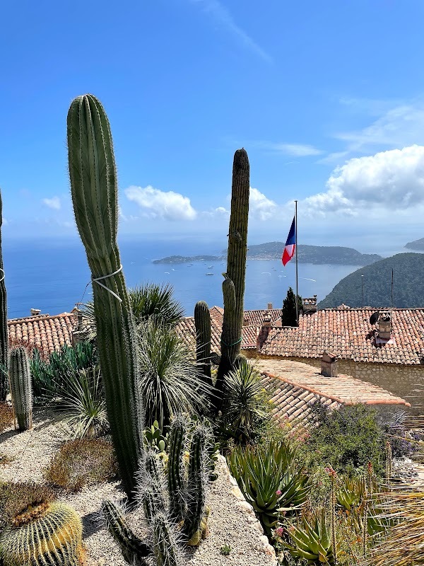 Vue sur la mer, depuis les toits.
— Eze, Juin 2021.