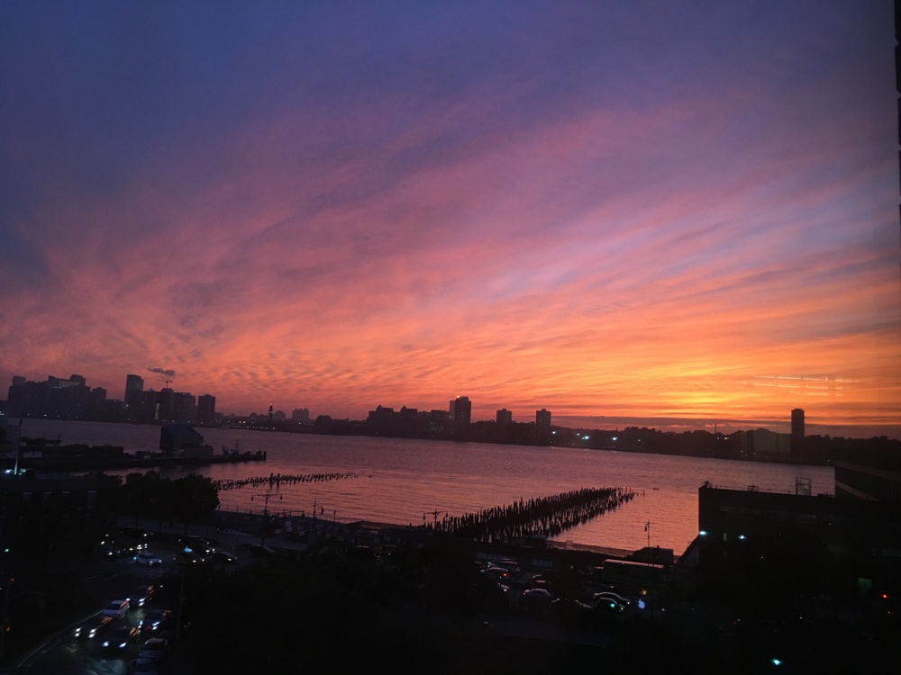 Rester tard au bureau a ses avantages, et malgré une vitre et juste un iPhone pour prendre la photo, ça reste un chouette coucher de soleil
New York — Sept. 2016