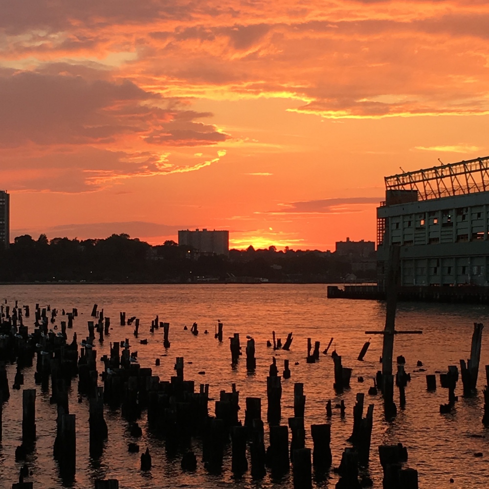 Comme toujours, c'est le lieu et le moment qui font la photo, plus que l'appareil. IPhone à la rescousse, le soleil se couche sur l'Hudson.