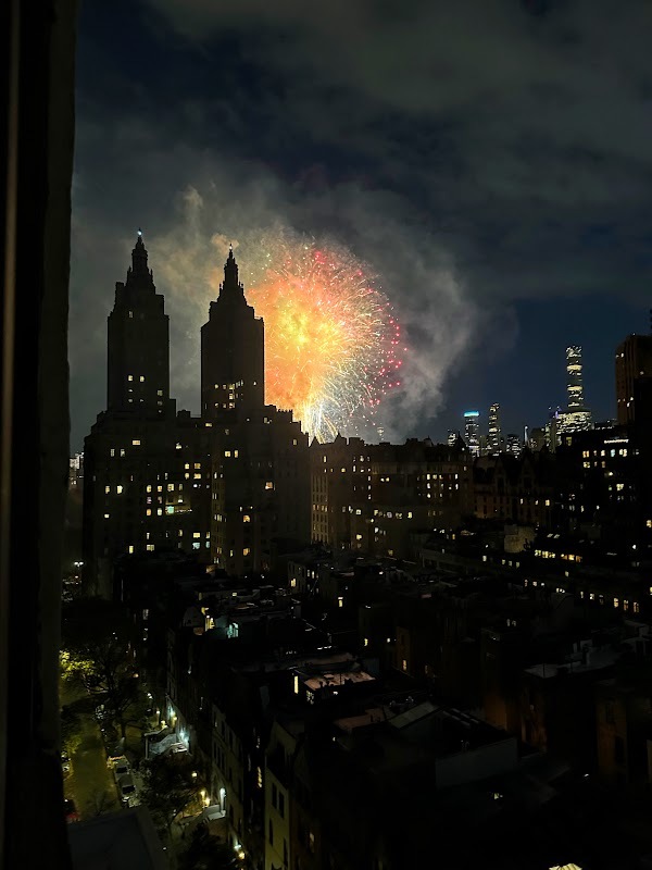 Feu d'artifice à l'occasion du marathon de New York.
— New York, Novembre 2022