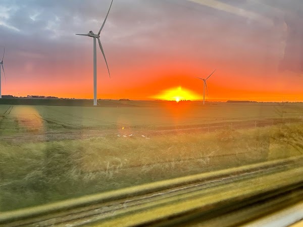 Retour de vacances, il y a aussi des couchers de soleil dans le Nord. Vu du train;
— Nord, Juin 2021