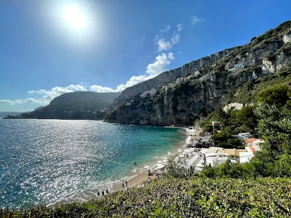 Les maisons accrochées aux falaise regardent les baigneurs sous le soleil.
— Mala, Juin 2021