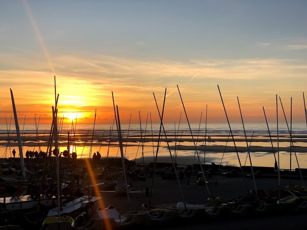 Coucher de soleil à travers les mats de chars à voile.
— Hardelot, Décembre 2019.
