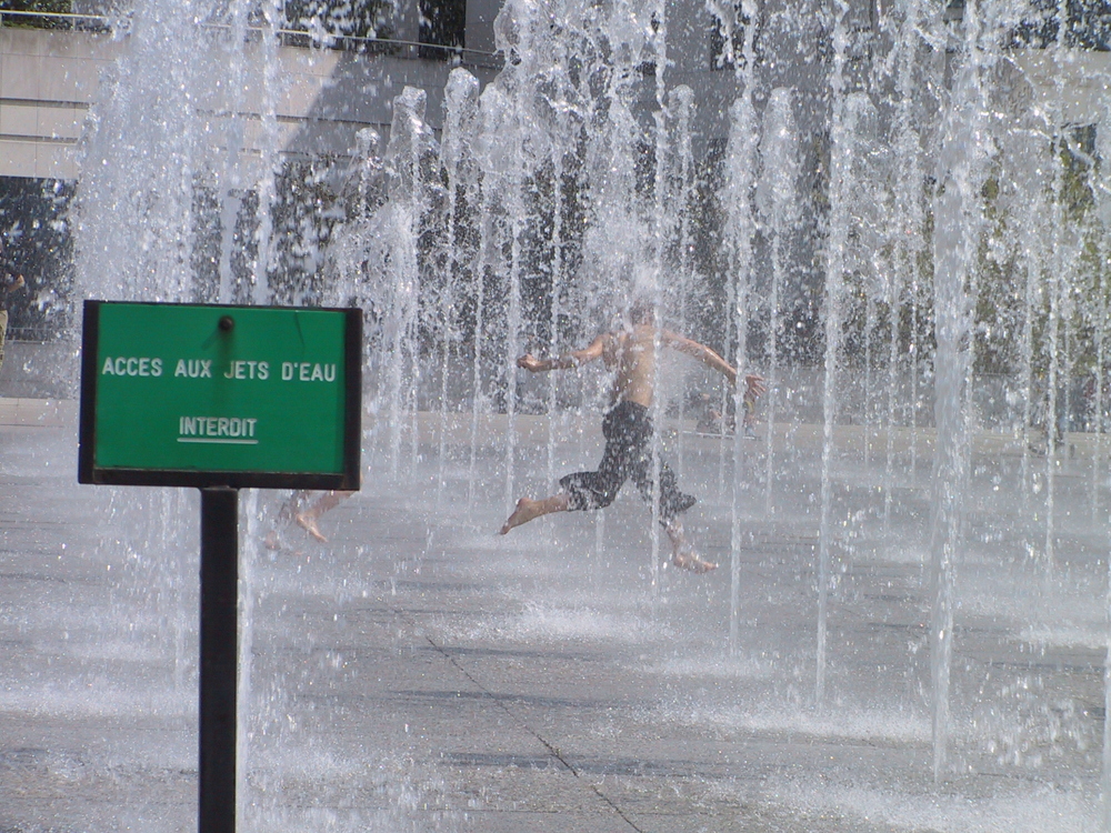 Une autre de mes photos fétiches, le printemps, un interdit sans conséquence, la joie de l'enfance dans le soleil et l'eau.
— Paris, 25 Avril 2004