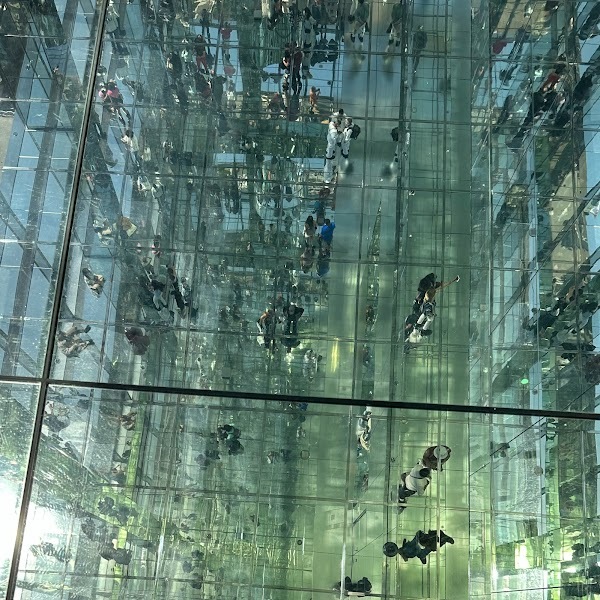 La salle des miroirs infinis.
— New York, Mai 2023