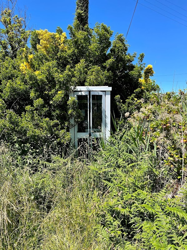 Vestige des communications à fils et à pièces.
— Finistère Nord, Juin 2021