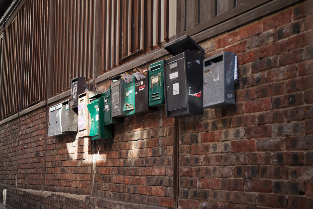Au court d'une promenade à Belleville, où l'on trouve de nombreuses cités et ruelles, des boites à lettres décrivent une tranche de vie.