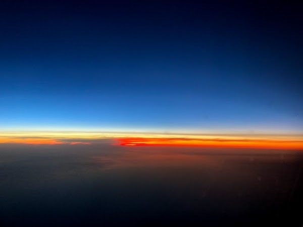 La magie des couleurs d'un coucher de soleil en avion.
— USA, Mars 2019