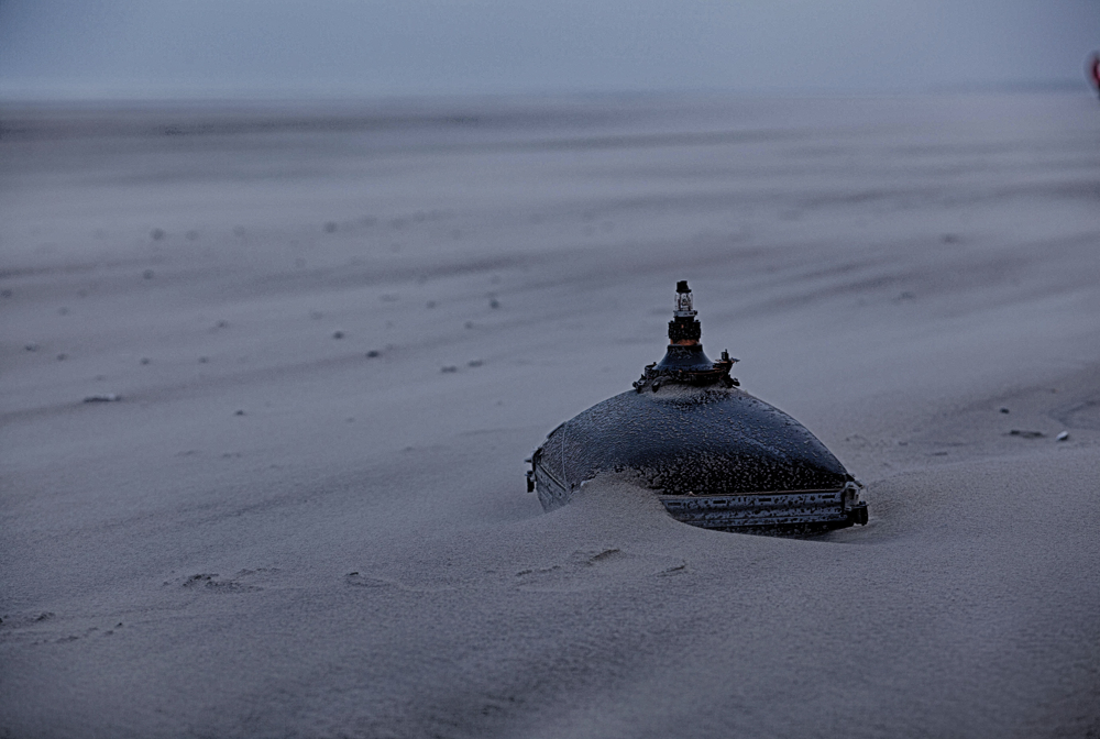 Sur une plage balayée par le vent, un vieux tube cathodique. De loin, l'objet n'est pas reconnaissable, et donnait à l'endroit des airs de Tatooine.

Décembre 2105, Le Touquet;
