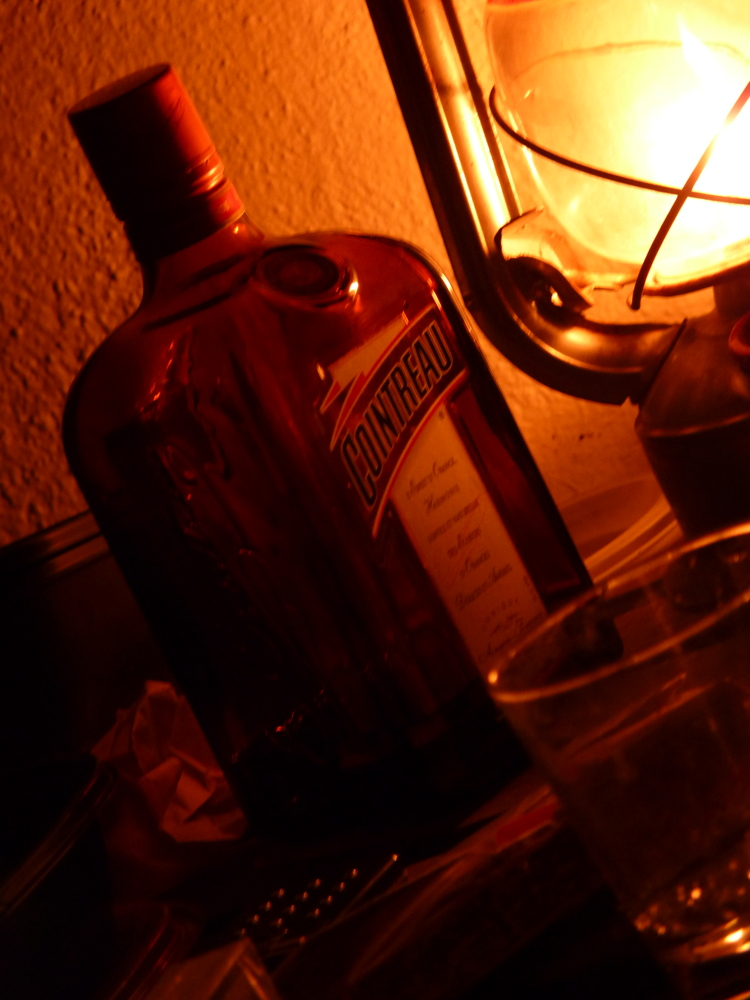 Je me rappelle que c'était sur la terrasse. Nous avons bu beaucoup, mais parlé beaucoup aussi. C'était de bons amis et nous étions bien.