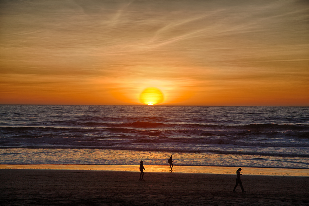 Une série de clichés qui m'a donné du fil à retordre, et dans lesquels il reste des aberrations.
Nous avons marché une heure, et lorsque le soleil a décliné, nous avons attendu sur une dune qu'il donne son dernier rayon.

San Francisco