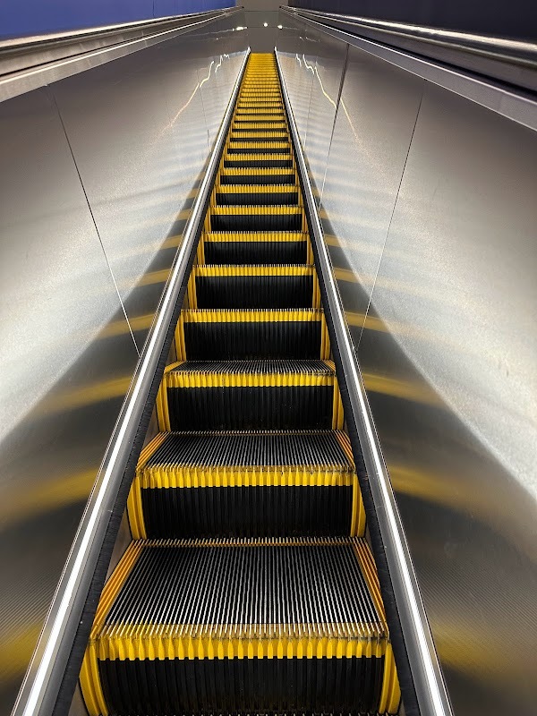 Où mène cet étroit escalier mécanique?
— New York, Mai 2023