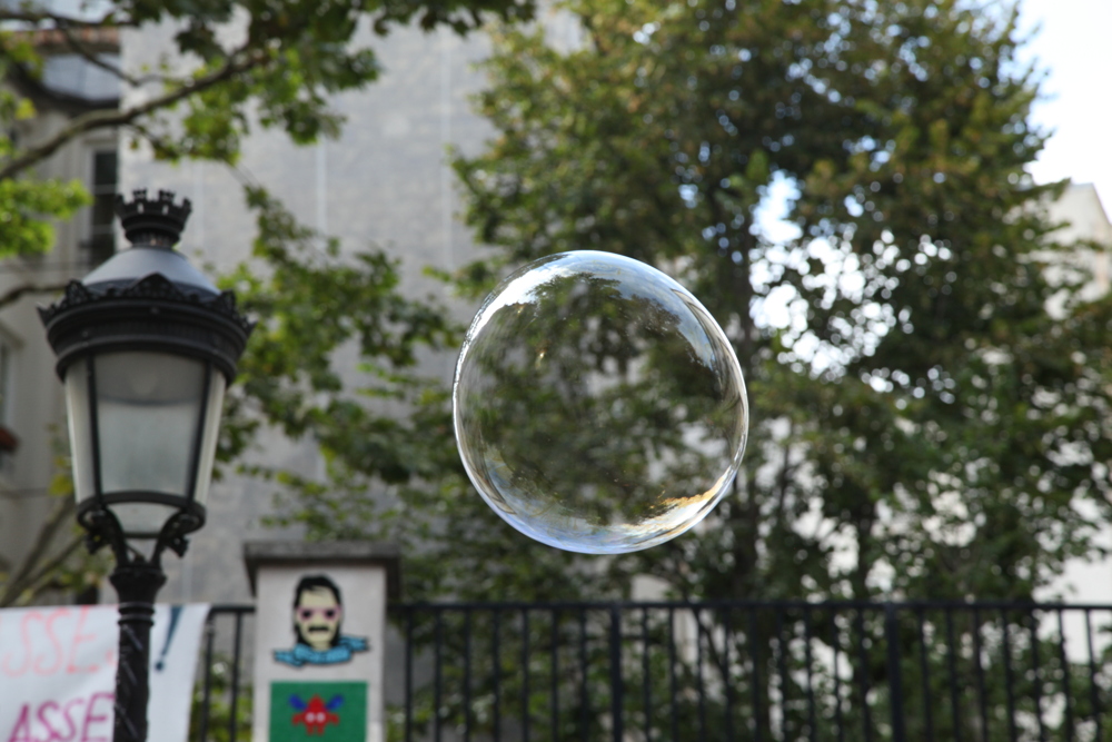 Place des Abbesses, en attendant le funiculaire, je me laisse distraire autant que les enfants par des bulles de savon.

— été 2015, Paris;